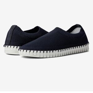 EUC Eric Michael Lucy Slip On Shoe in Navy - size 36